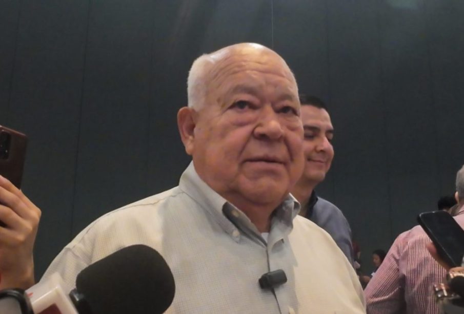 el gobernador de Baja California Sur, Víctor Castro Cosío