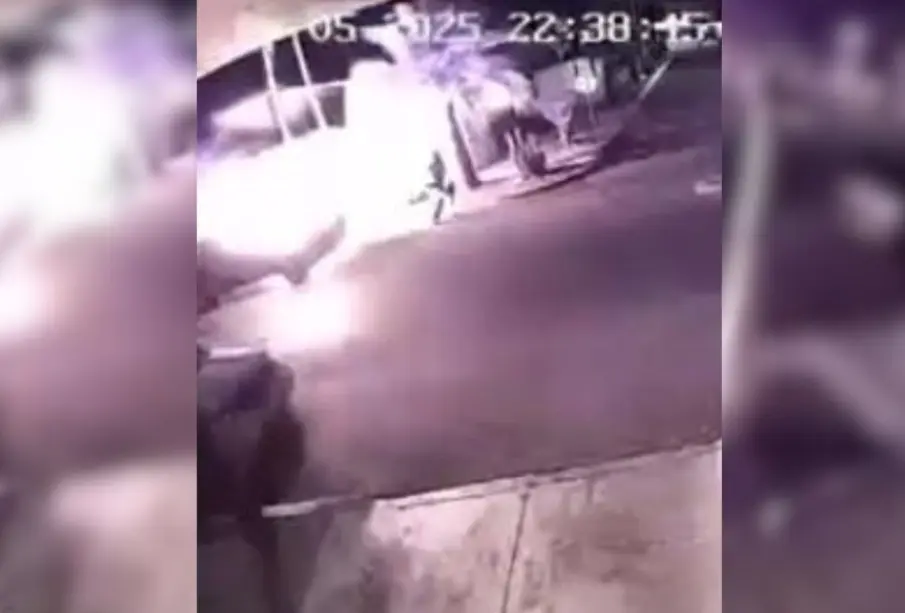 Incendian vehículo estacionado en Fidepaz (VIDEO)