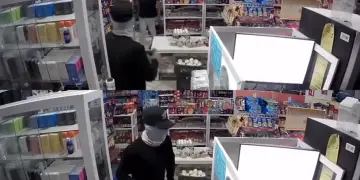Asalto a mano armada en Cabo San Lucas. Un hombre armado robó un minisúper y escapó en motocicleta. Autoridades buscan al responsable.