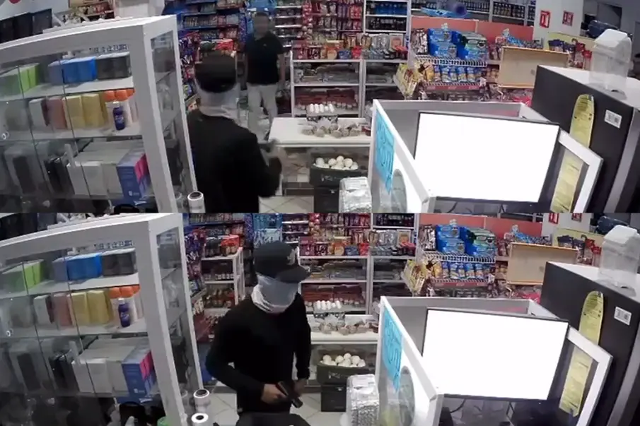 Asalto a mano armada en Cabo San Lucas. Un hombre armado robó un minisúper y escapó en motocicleta. Autoridades buscan al responsable.