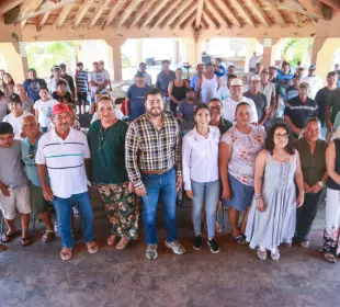 En La Playa, San José del Cabo, 100 familias pescadoras recibieron apoyos alimentarios gracias a una jornada del DIF Los Cabos y autoridades locales. Una acción más para apoyar al sector pesquero local.