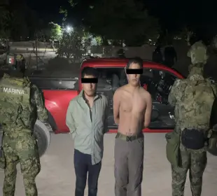 Durante un operativo en El Vizcaíno BCS, elementos de la Secretaría de Marina (SEMAR), en coordinación con la Secretaría de Seguridad Pública del Estado, detuvieron a dos hombres y aseguraron armas largas, municiones y equipo táctico.