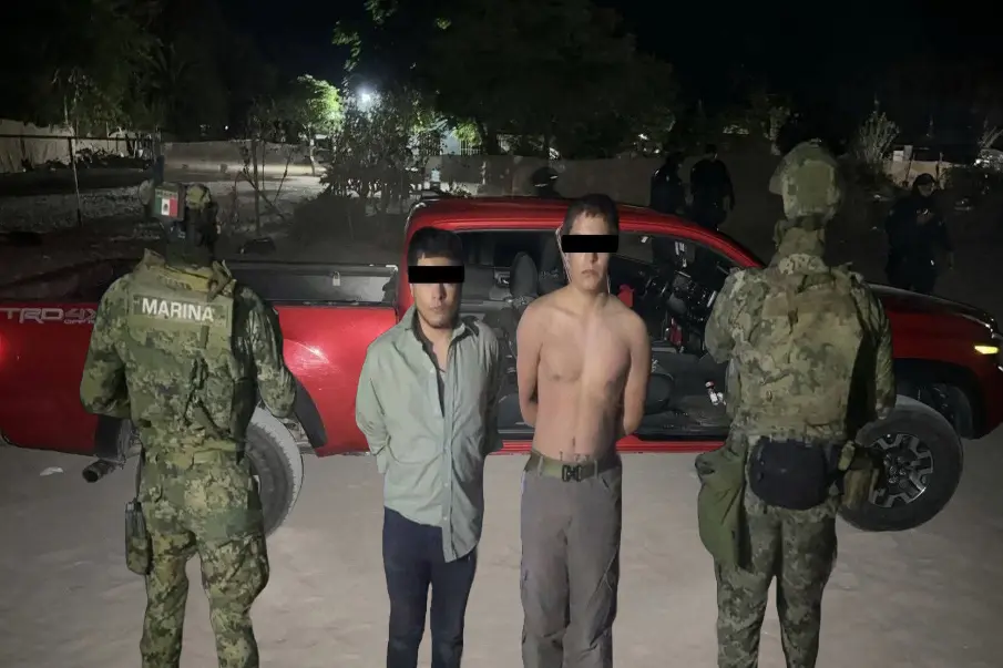 Durante un operativo en El Vizcaíno BCS, elementos de la Secretaría de Marina (SEMAR), en coordinación con la Secretaría de Seguridad Pública del Estado, detuvieron a dos hombres y aseguraron armas largas, municiones y equipo táctico.