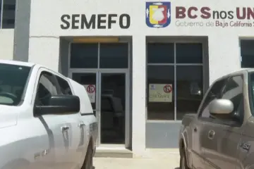 Un hombre de 54 años fue encontrado sin vida con lesiones de arma de fuego en un domicilio de la colonia Las Palmas, en Cabo San Lucas; autoridades investigan el homicidio.