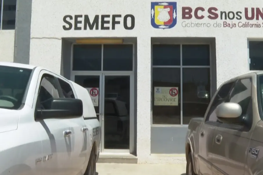 Un hombre de 54 años fue encontrado sin vida con lesiones de arma de fuego en un domicilio de la colonia Las Palmas, en Cabo San Lucas; autoridades investigan el homicidio.