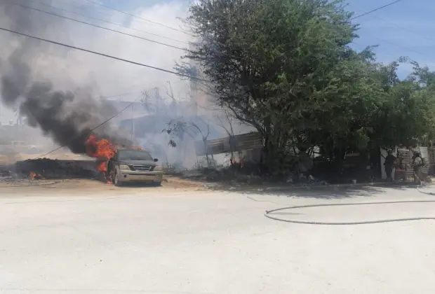 Este sábado, bomberos controlaron un incendio en Cerro de Los Venados, Cabo San Lucas. No hubo lesionados, pero sí pérdidas materiales.