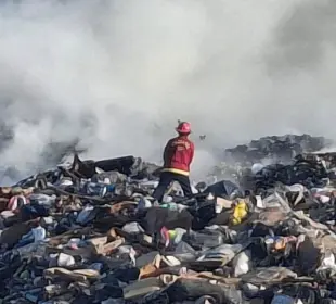 El fuego se mantiene contenido en una fosa del predio. Se trabaja con apoyo de pipas particulares y se convoca al personal voluntario del Cuerpo de Bomberos para reforzar las labores en el sitio.