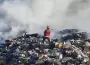 El fuego se mantiene contenido en una fosa del predio. Se trabaja con apoyo de pipas particulares y se convoca al personal voluntario del Cuerpo de Bomberos para reforzar las labores en el sitio.