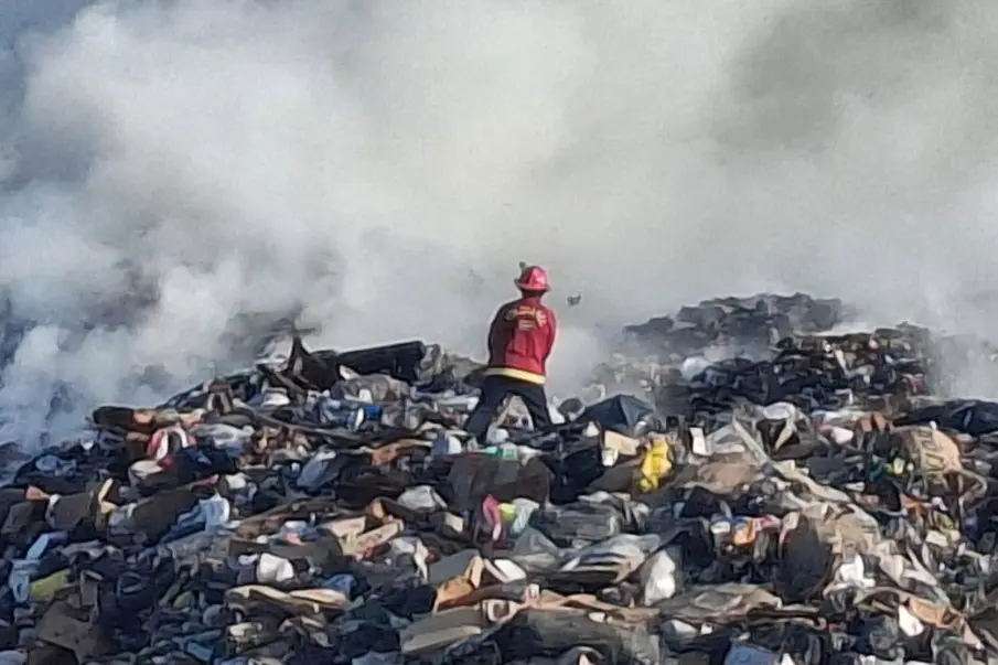 El fuego se mantiene contenido en una fosa del predio. Se trabaja con apoyo de pipas particulares y se convoca al personal voluntario del Cuerpo de Bomberos para reforzar las labores en el sitio.