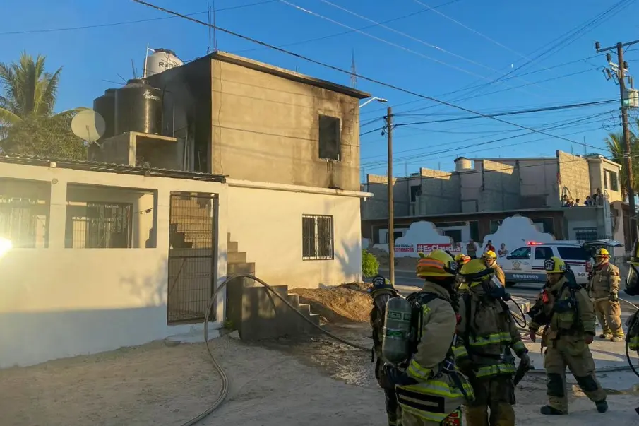 Un incendio en vivienda El Zacatal San José del Cabo movilizó a cuerpos de rescate. Piden extremar cuidados por sobrecargas eléctricas.