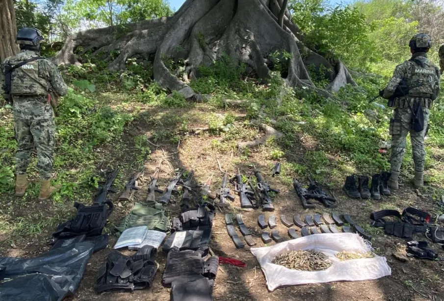 Decomiso de armas, vehículos y explosivos en Sinaloa