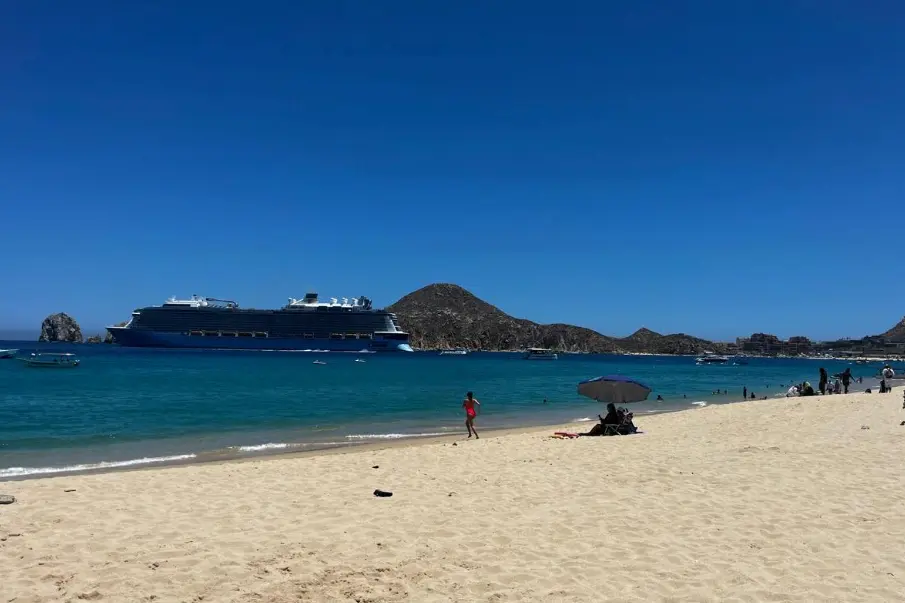 Turismo nacional impulsa el verano en Los Cabos con aumento del 40 % en ventas en El Médano