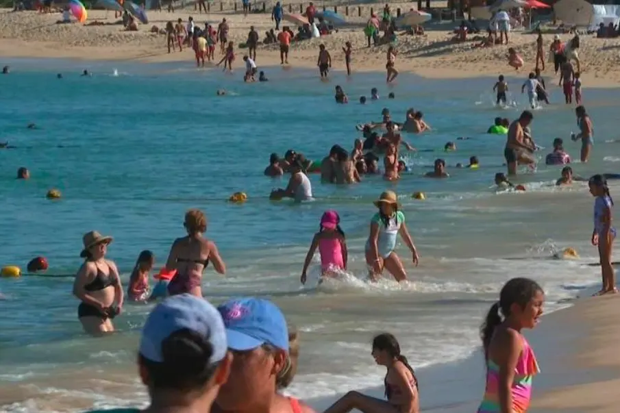 Los Cabos espera más de 250 mil bañistas en sus playas durante la temporada de verano 2025