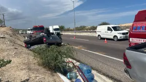 En el corredor turístico de Los Cabos, una camioneta pick up volcó en sentido San José del Cabo - Cabo San Lucas, ocasionando intenso despliegue de cuerpos de emergencias en la zona.