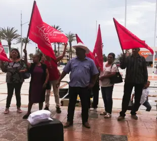 Integrantes de Antorcha Campesina se manifiestan frente al Palacio Municipal de La Paz por incumplimiento de acuerdos