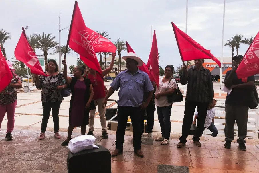 Integrantes de Antorcha Campesina se manifiestan frente al Palacio Municipal de La Paz por incumplimiento de acuerdos