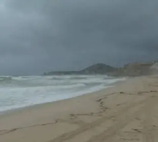 Oleaje elevado y cierre de playas por tormenta tropical Ivo en Los Cabos