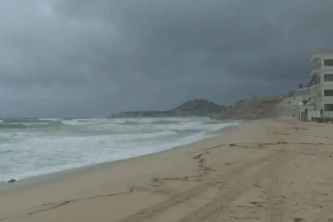Oleaje elevado y cierre de playas por tormenta tropical Ivo en Los Cabos