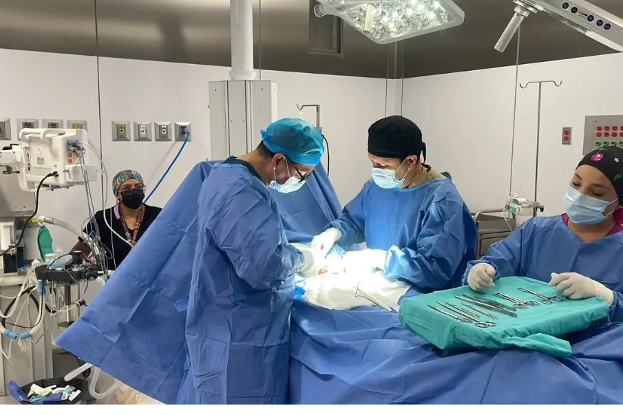 La Clínica ISSSTE de Cabo San Lucas estrenó quirófano, beneficiando a más de 40 mil derechohabientes con servicios médicos más oportunos y de calidad.