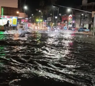 Colapsa drenaje en Cabo San Lucas tras lluvias: comercios cerrados y riesgo sanitario