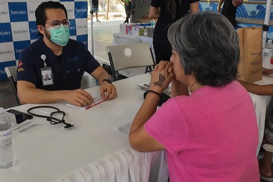 Hospital Saint Luke’s ofrece jornada médica gratuita y entrega de útiles escolares en Cabo San Lucas