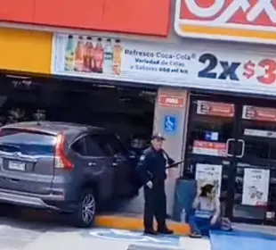 Una conductora perdió el control de su camioneta Honda CR-V y se impactó contra la entrada de un Oxxo en el cruce de Márquez de León y Javier Mina