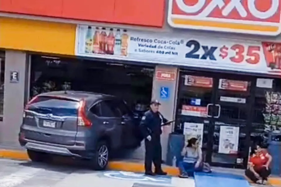 Una conductora perdió el control de su camioneta Honda CR-V y se impactó contra la entrada de un Oxxo en el cruce de Márquez de León y Javier Mina