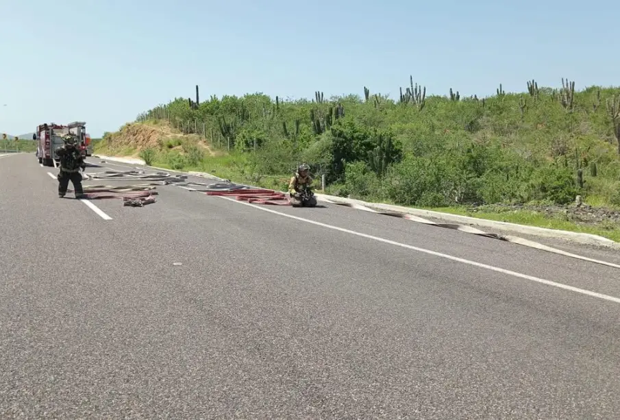 Cierre total en la carretera Cabo San Lucas–Todos Santos tras el accidente de un camión cisterna. Se realizan trabajos para el retiro seguro de la unidad y combustible.