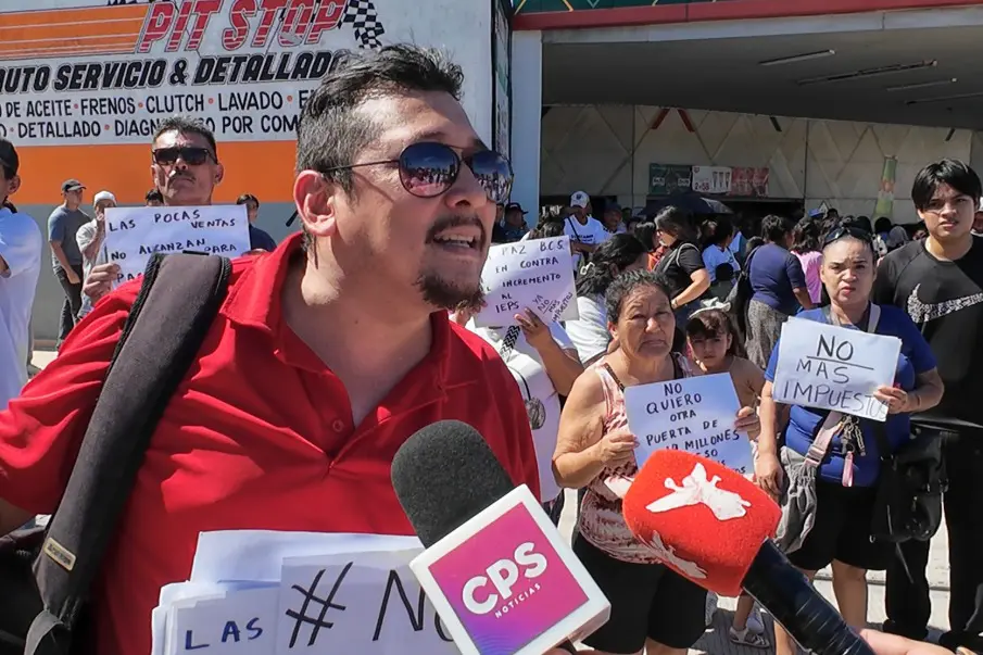 Pequeños comerciantes protestan contra aumento al IEPS durante visita de Sheinbaum a La Paz