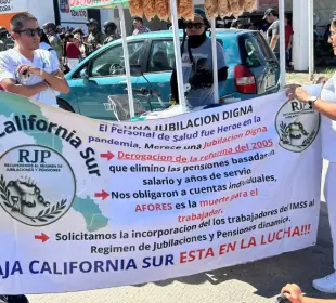Protesta de trabajadores de salud irrumpe en visita de Claudia Sheinbaum a La Paz