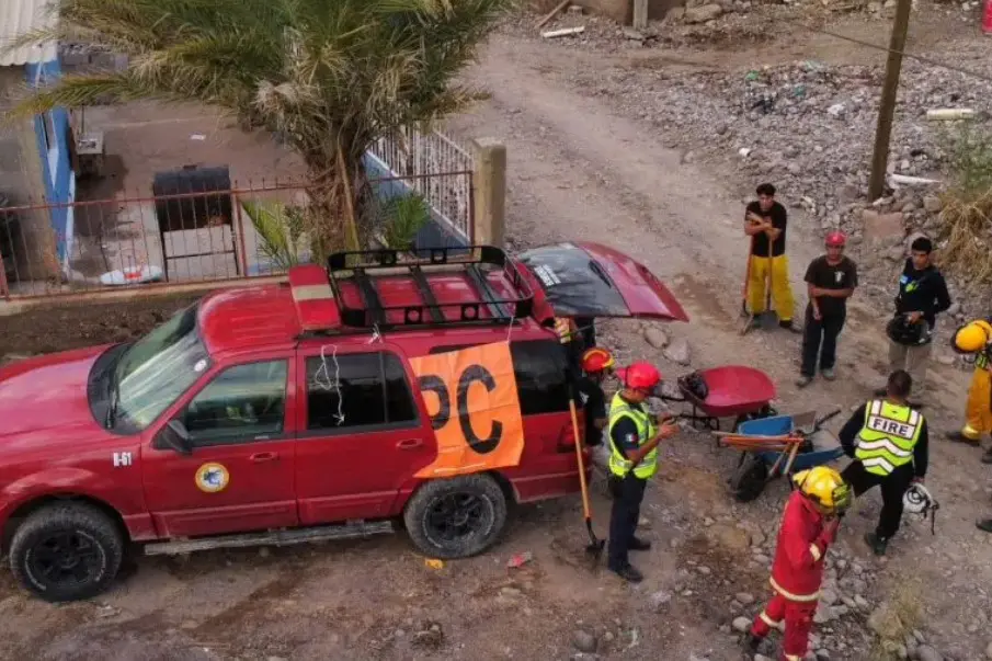 Bomberos de Cabo San Lucas envían apoyo a San Ignacio y llaman a donar herramientas y material de limpieza