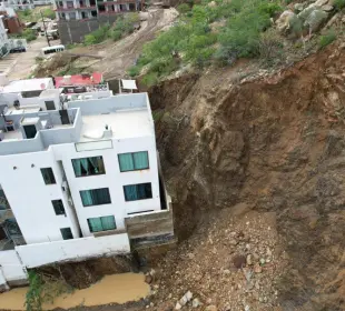 Evacúan edificio en CSL por deslave; autoridades evalúan riesgos y preparan cambios al reglamento