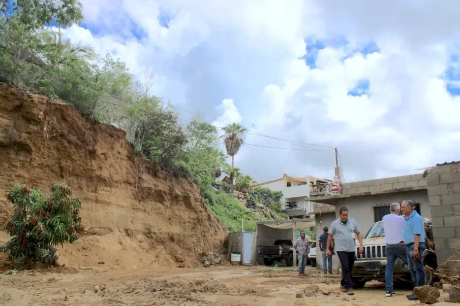Deslaves en Los Cabos revelan riesgos por viviendas en laderas inestables