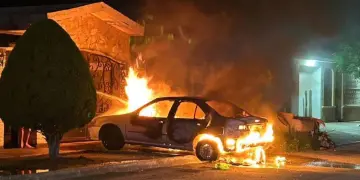 Incendio consume vehículo en colonia de La Paz