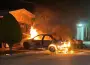 Incendio consume vehículo en colonia de La Paz