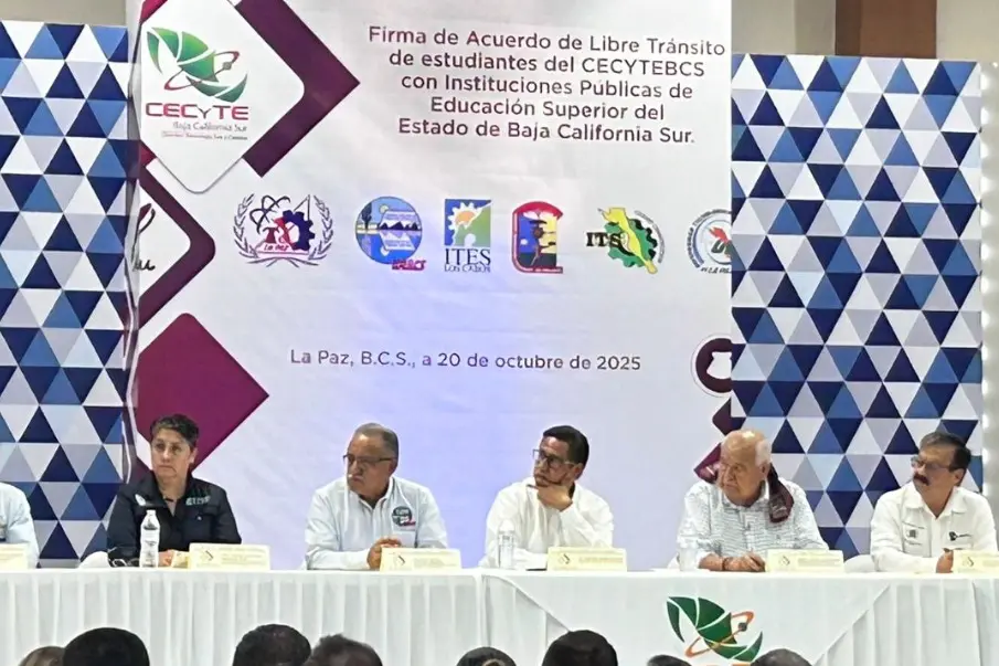 El coordinador nacional del CECyTE, Iván Flores Benítez, destacó que Baja California Sur es el primer estado del país en garantizar un lugar para todos los egresados del Colegio de Estudios Científicos y Tecnológicos en instituciones públicas de educación superior.