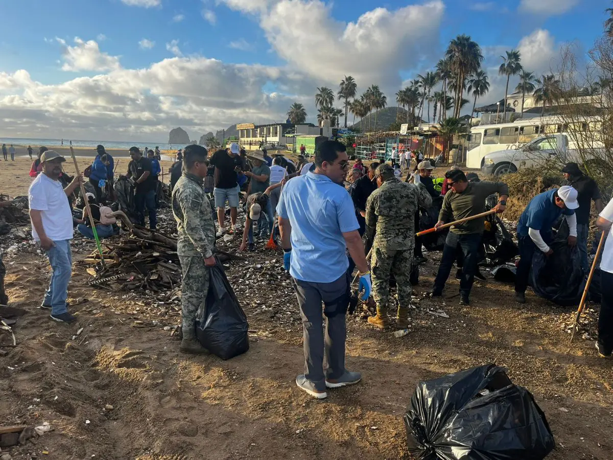 Residuos en playas de Los Cabos bajan 40% tras paso de Priscilla