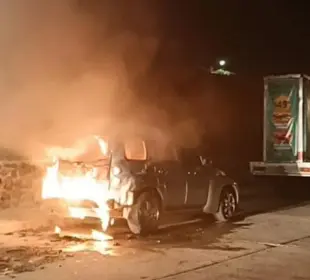 Incendio consume vehículo en conjunto habitacional Pedregal de Cortez en La Paz