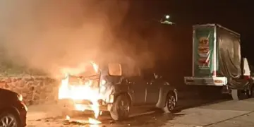 Incendio consume vehículo en conjunto habitacional Pedregal de Cortez en La Paz