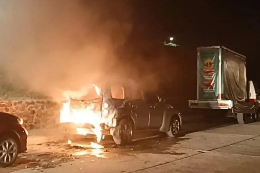 Incendio consume vehículo en conjunto habitacional Pedregal de Cortez en La Paz