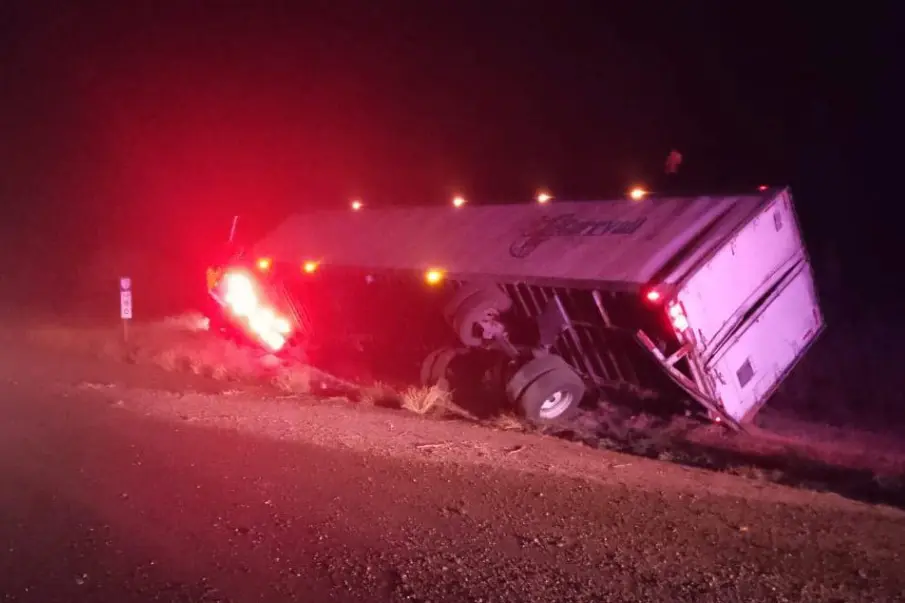 Vuelca tractocamión con carga de harina de pescado en tramo La Paz–Ciudad Constitución
