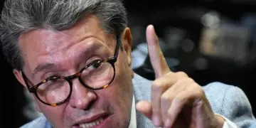 Segob acusa mano política en bloqueos de transportistas; Monreal pide diálogo