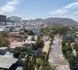 Fuga masiva de agua potable en la calle Arroyo Norte preocupa a vecinos de La Paz