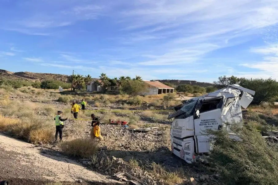 Volcadura de tractocamión con hidrocarburos en la Transpeninsular deja un muerto; cierran tramo Santa Rosalía–Loreto