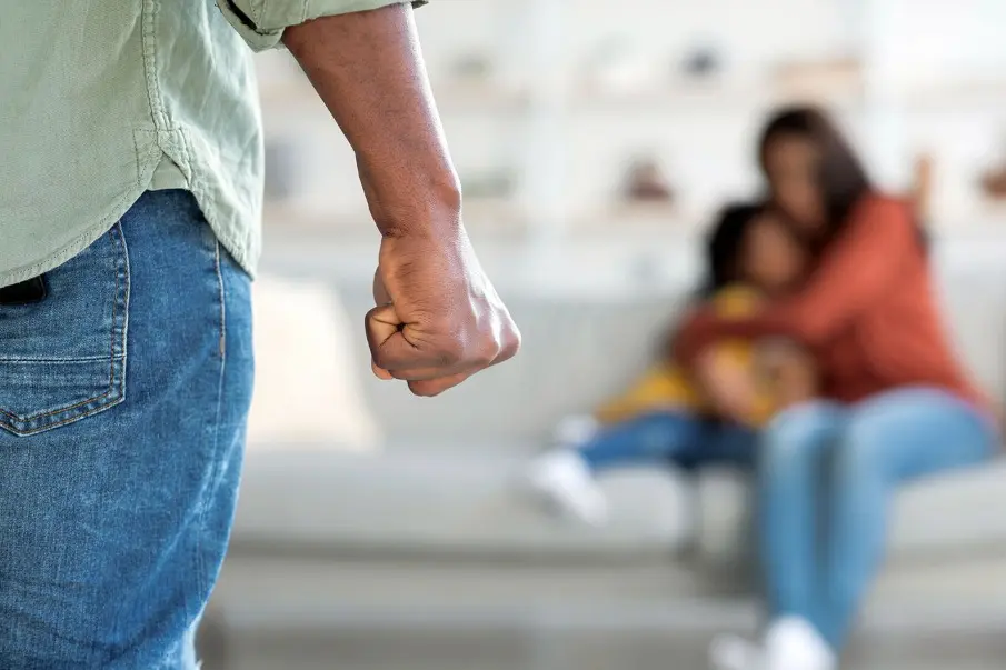 Juez vincula a proceso a hombre en Los Cabos por agresión familiar a su pareja