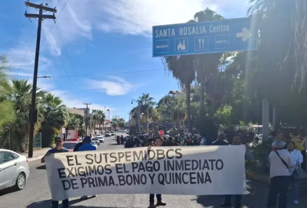 Exigen a Edith Aguilar pago de adeudos; trabajadores del Ayuntamiento de Mulegé bloquean acceso a Santa Rosalía