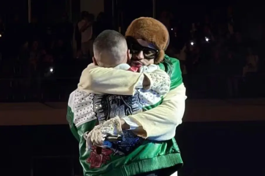 VIDEO: Bad Bunny y J Balvin se reconcilian ante miles de fans en CDMX