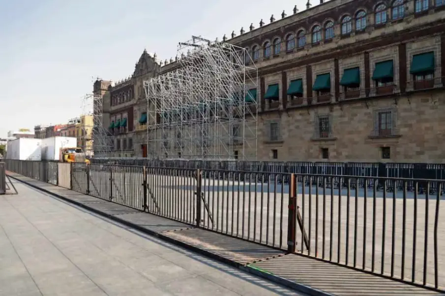 Cierran acceso al Zócalo de la Ciudad de México por montaje del aniversario de la Cuarta Transformación (4T)