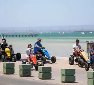 Comercios siguen rentando vehículos prohibidos en el malecón de La Paz pese a reglamento municipal