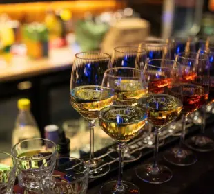 OMS alerta: bajos impuestos al alcohol y bebidas azucaradas elevan riesgos de obesidad y enfermedades crónicas